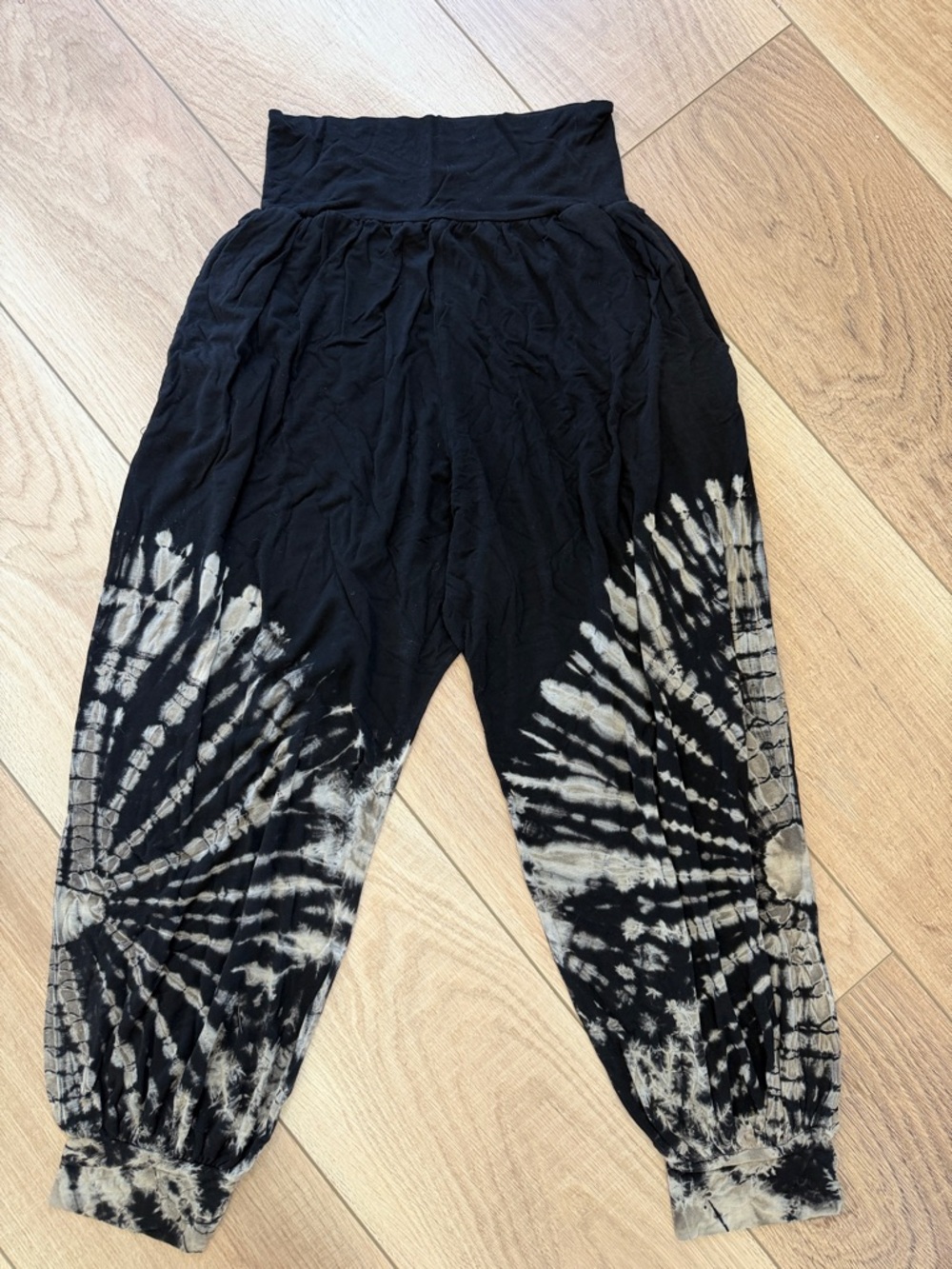 Sivana (M/L) Black and Cream Tie-Dye Harem Joggers